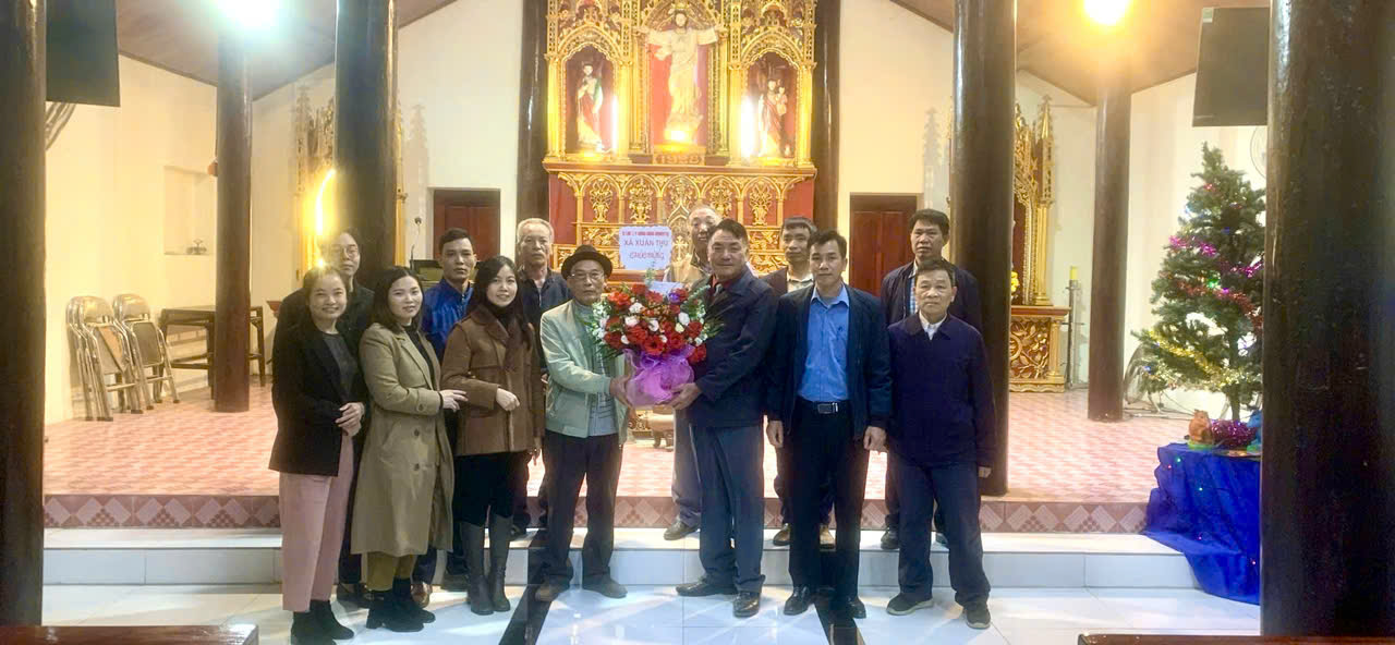 ĐẢNG UỶ - HỘI ĐỒNG NHÂN DÂN - UBND - UB.MTTQ XÃ XUÂN THU THĂM TẶNG HOA NHÂN DỊP LỄ GIÁNG SINH NĂM...